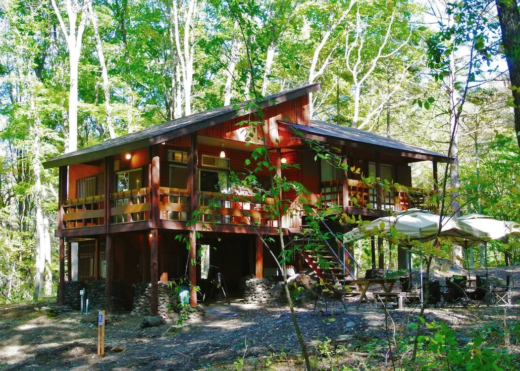 緑あふれるコテージの写真