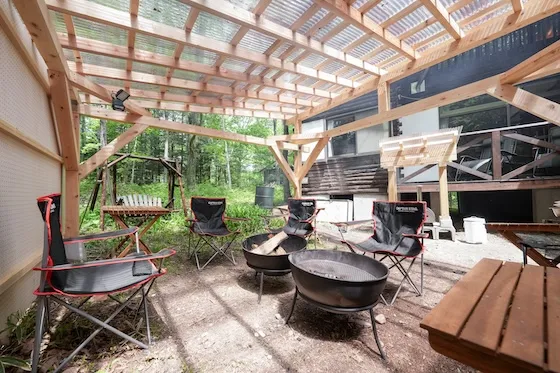 「アウトドアアドベンチャー北軽井沢」のBBQスペース