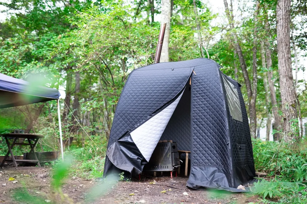 庭に設置されたテントサウナ