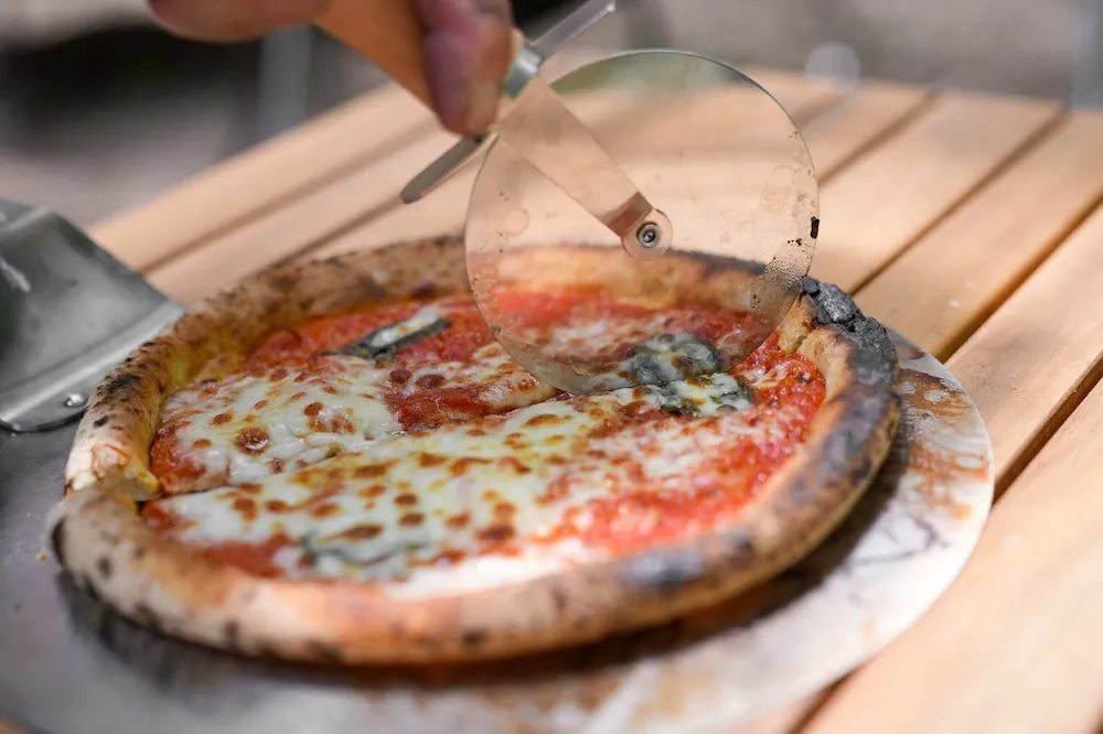 ピザ窯で焼いたピザ