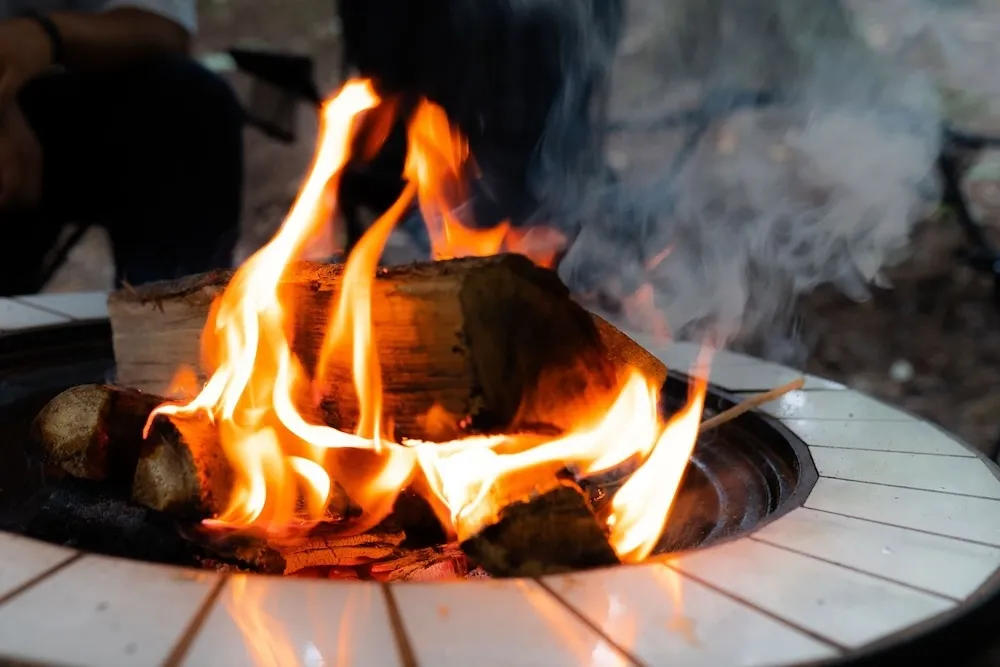 焚き火台で燃えている焚き火