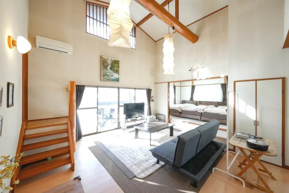 明るいコテージのリビング