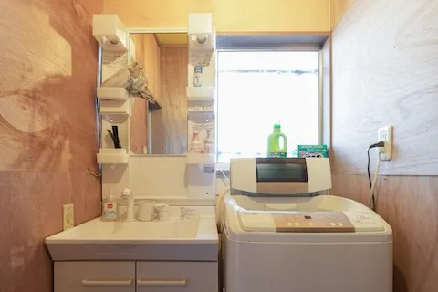 コテージの洗面台と洗濯機