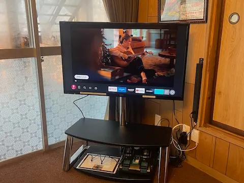 コテージの大型テレビ