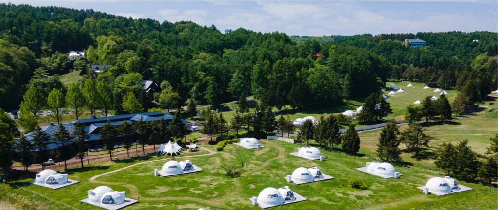 GLAMPROOKのドームテント群