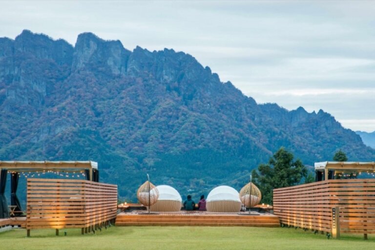 妙義グリーンホテル＆テラスのグランピング施設と妙義山の絶景