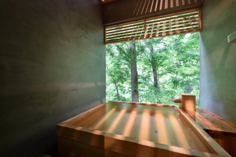 温泉グランピングシマブルーの檜風呂と森の景色